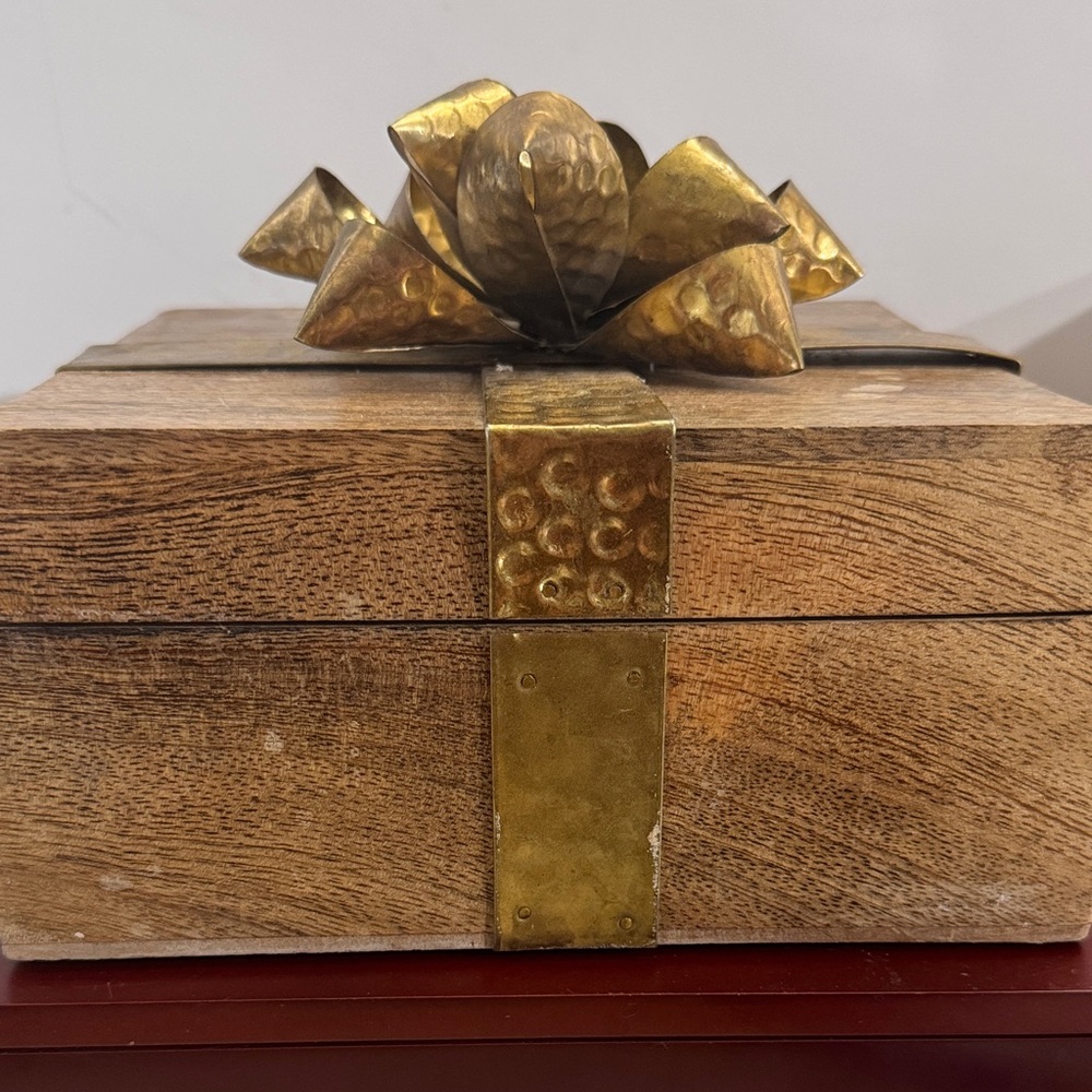 Vintage Wood decorative box with a hammered brass ribbon and bow - Picture 3 of 14